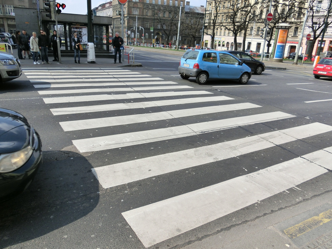 crosswalk-377532_1920.jpg